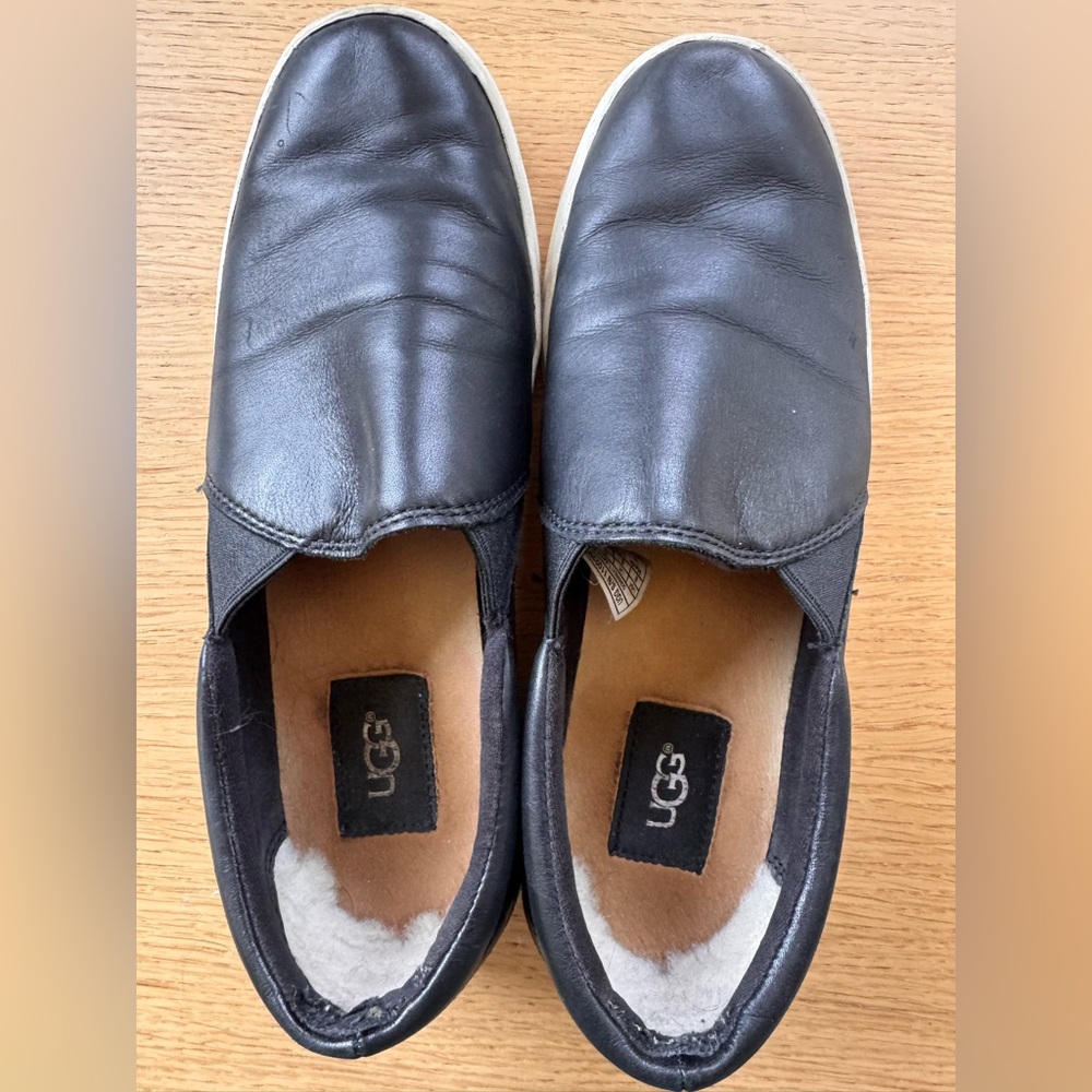 UGG Australia Women's size 8 Black slip on Leather Loafer Shoes